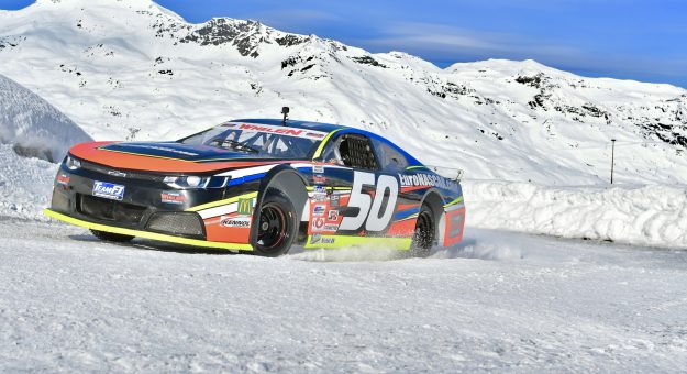 Visit Una prima assoluta: NASCAR on ice! page