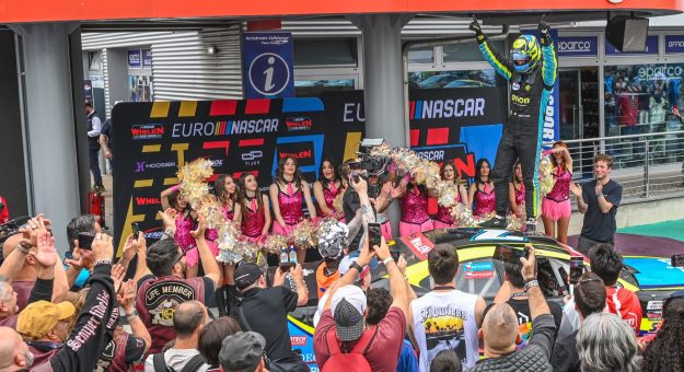 Visit Une victoire parfaite raflée : Martin Doubek défend la bannière rouge de la Whelen lors du GP NASCAR d’Italie page